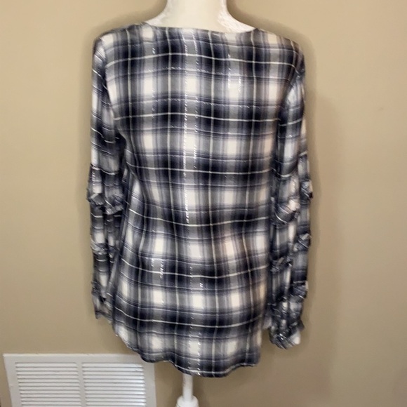 Jane and Delancey long ruffled sleeve Top - Picture 3 of 11